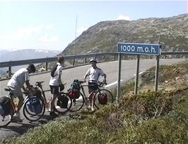 The climb reaches 1000m above sea level after riding 10.9 miles from Skjolden -only 434m of climb remaining